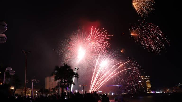 Cientos de personas disfrutan de un show de luces en el cielo de Mazatlán