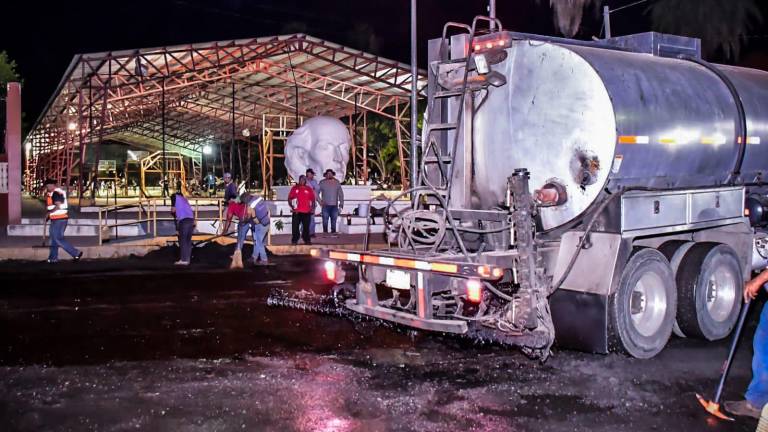 Personal de Obras Públicas municipales realizan de nuevo un bacheo en el crucero de la Avenida Américas y la calle Pérez Arce, en la Colonia Benito Juárez.