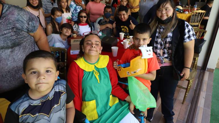 Niños con discapacidad en Mazatlán durante un festejo.