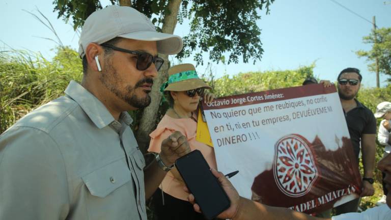 Denunciantes se manifestaron frente al terreno donde desde el 2021 iba iniciar la introducción de los servicios y entrega de lotes, a orilla de la avenida Mario Huerta.