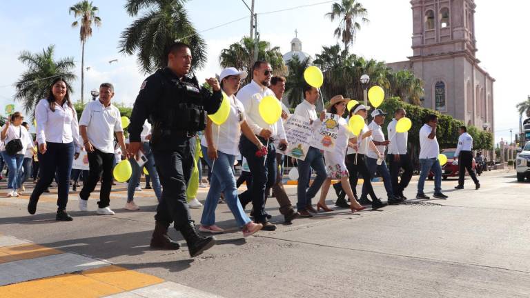 Autoridades de Escuinapa y ciudadanos recorrieron algunas de las vialidades principales.