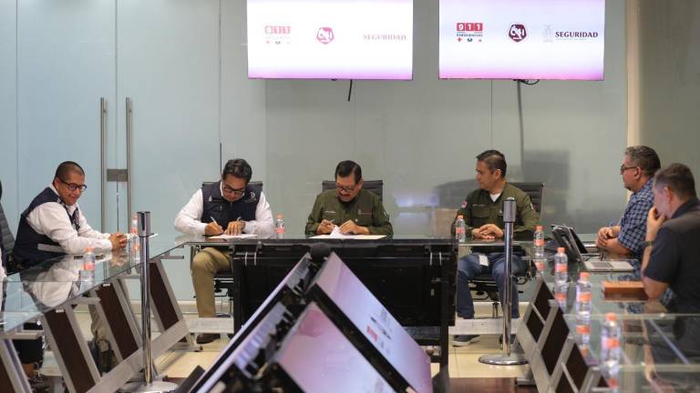 Firma de convenio entre Protección Civil y la Secretaría de Seguridad Pública de Sinaloa.