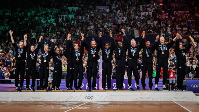 Italia sube a lo más alto del podio del voleibol femenil.