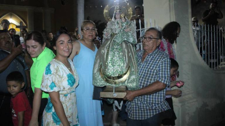 Ermi Delia y su hija Yered agradecen con este vestido sobre todo la salud de su familia.