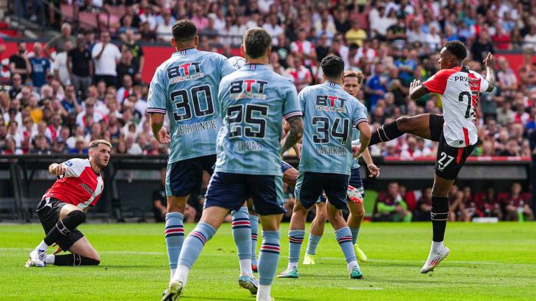 Santi Giménez y el Feyenoord no pueden llevarse el triunfo en el primer partido de la temporada.