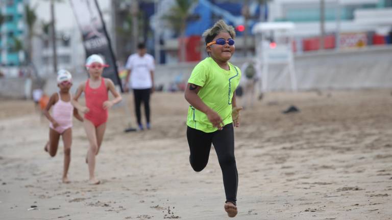 Infantes disfrutan del mar en el evento ‘Corre, Nada y Diviértete’ del Comité Municipal de Natación