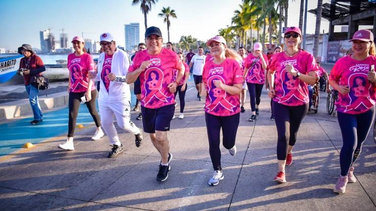 El Alcalde Édgar González Zataráin, acompañado de su esposa, María Teresa Apodaca, presidenta del Sistema DIF Municipal, encabezaron la Carrera Rosa 2023 en el marco del mes de sensibilización sobre el cáncer de mama.