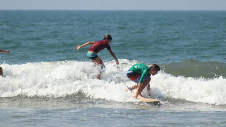 Dominan las olas en el Selectivo Municipal de Surfing, en Mazatlán