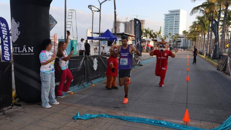 Vibran más de 300 atletas en el Malecón de Mazatlán, con la primera Carrera Conecta=Te