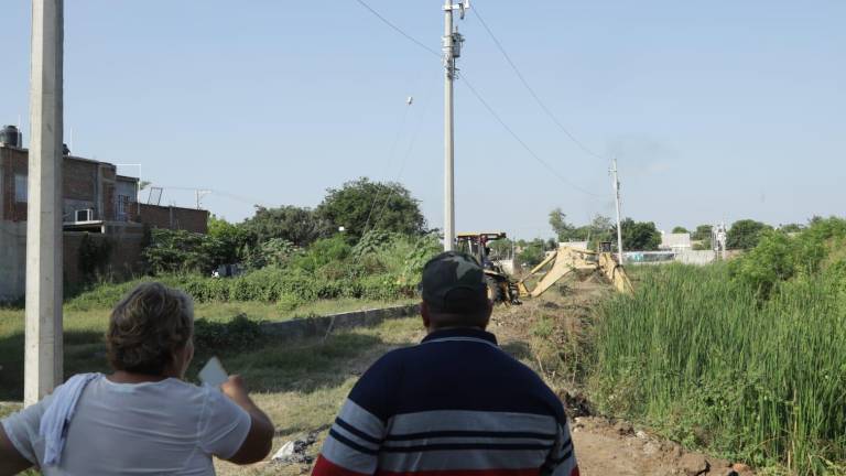 Les llega la luz en la colonia Presas del Valle.