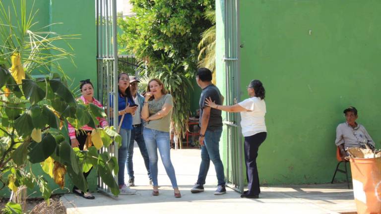 Los vecinos se impacientaron ante el retraso de la apertura de la casilla.