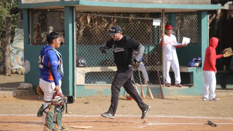 Turbiza no suelta la cima en Beisbol Meseros al Bat