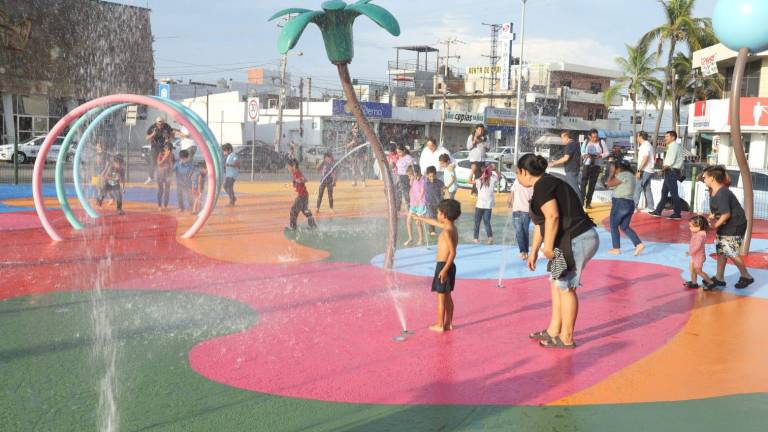 Niños disfrutan de la reapertura del Oasis Interactivo. ubicado en el Parque Martiniano Carvajal.