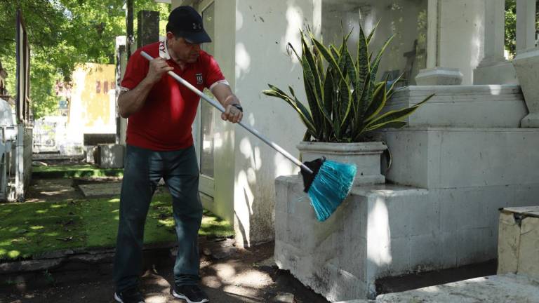 A 5 días de la celebración, en los panteones, las familias preparan las lápidas de sus seres queridos.