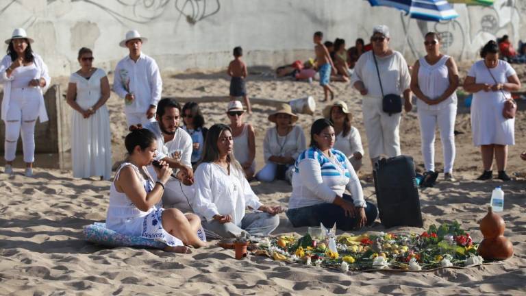 Limpian sus energías frente al mar de Mazatlán para recibir a la Primavera