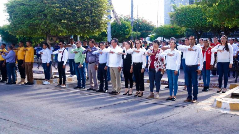 Autoridades municipales realizaron honores a la bandera.