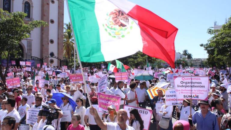 En Culiacán marchan cerca de 4 mil en movimiento por ‘nuestra democracia’