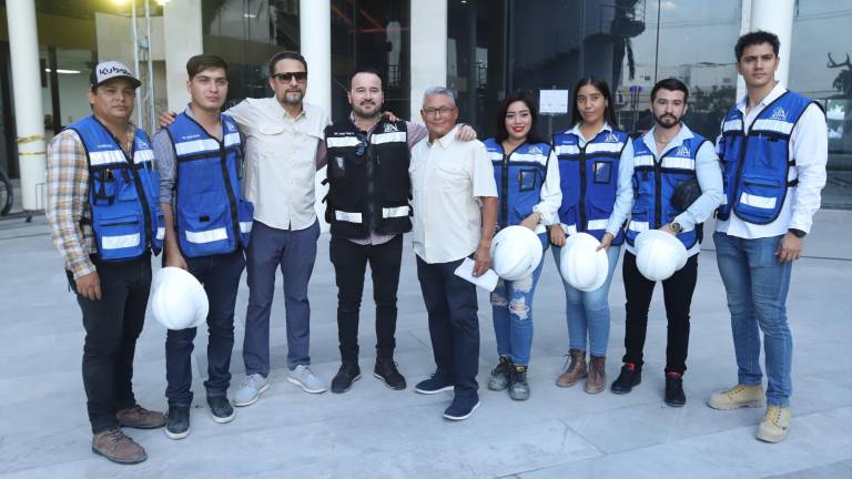 Gaddiel Hernández Cerón y Sadot Hernández entre sus colaboradores.