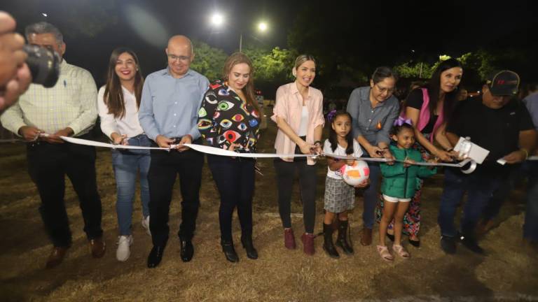 Autoridades de Mazatlán inauguran parque infantil y alumbrado en la colonia Villa Universidad.