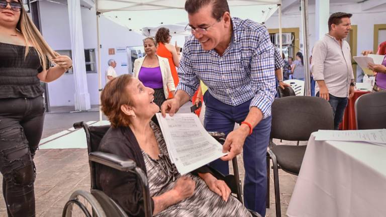 Doña María del Carmen Aguirre recibió de manos del Alcalde Édgar González las escrituras de su vivienda