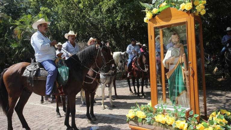 Con devoción, los jinetes realizan la peregrinación y cabalgata.