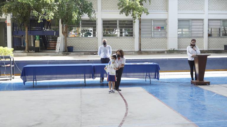 Reconocen su constancia y disciplina en la Escuela Activa Integral