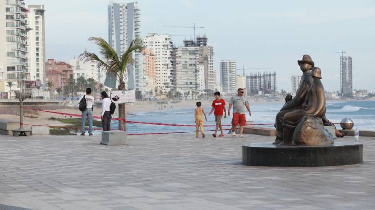 Alertan a bañistas sobre zona peligrosa por oleaje elevado y zanja en la playa. Cierran accesos.