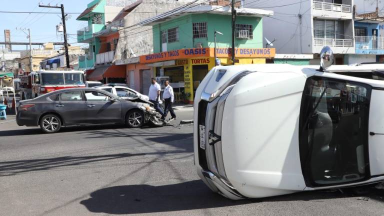 La camioneta quedó volcada tras el impacto de un vehículo con su costado derecho.