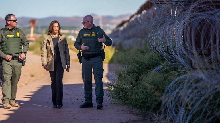 Durante su primera visita como candidata presidencial a una ciudad fronteriza entre Estados Unidos y México.