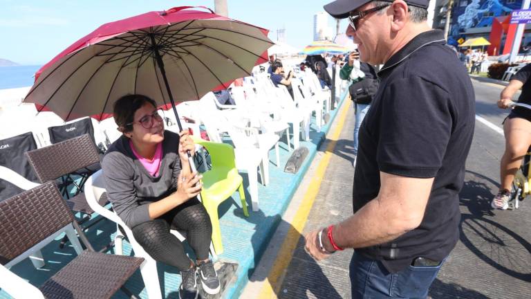 El Presidente Municipal, Édgar González, realizó un recorrido este domingo por el malecón, previo al primer desfile del Carnaval.