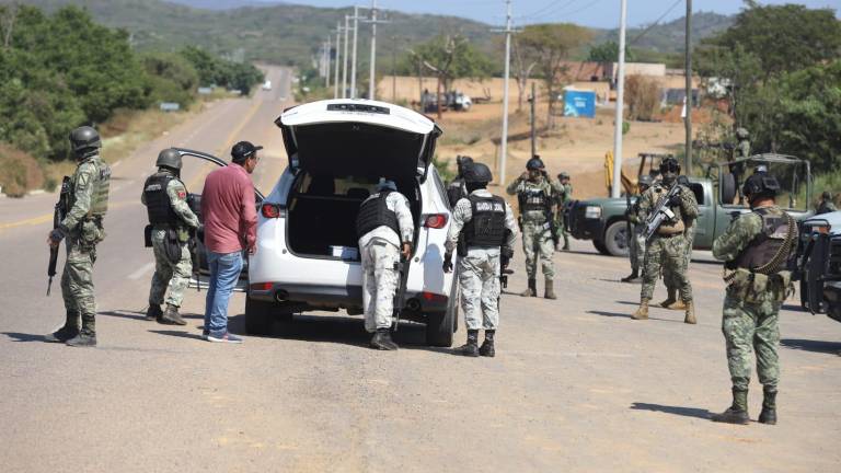 Elementos del Ejército, Guardia Nacional y policías Municipal y de Tránsito implementaron este martes un punto de revisión en la avenida Mario Huerta, cerca de Cerritos.