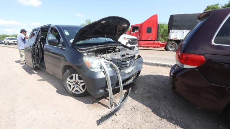 Algunos conductores valoraron los daños de sus autos y optaron por retirarse del lugar de la carambola.