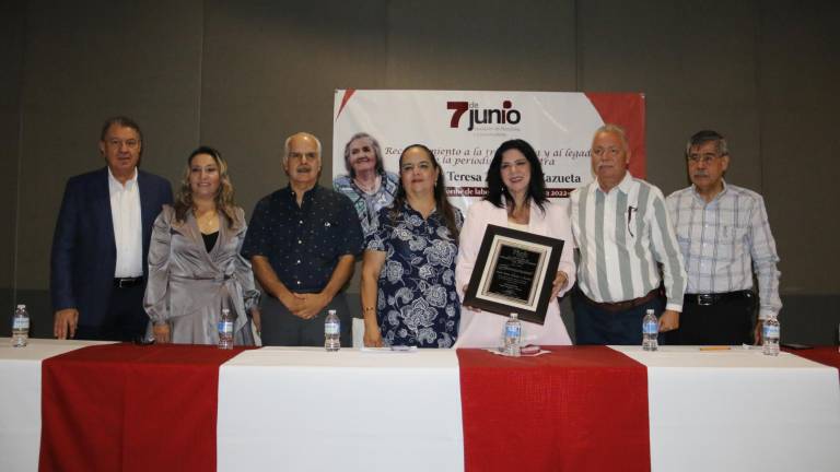 Celebran periodistas a la maestra ‘Techa’ en el Día de la Libertad de Expresión