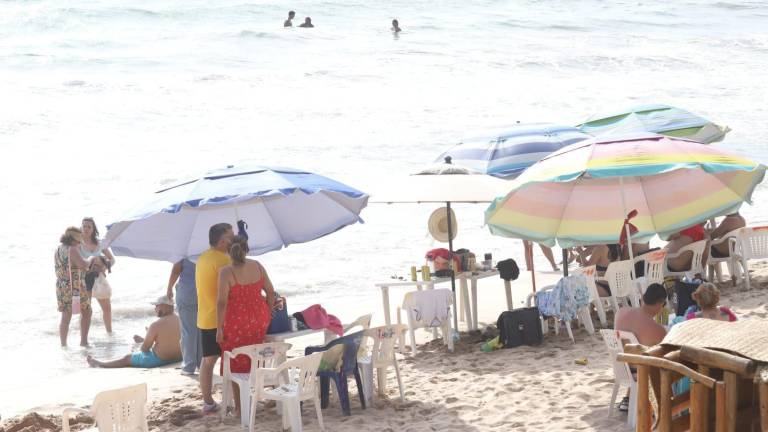 A la gente que va a la playa se le recomienda acatar las recomendaciones de los salvavidas.