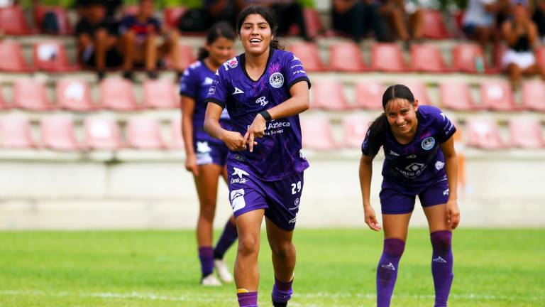 Elvira Martínez festeja el gol que da el triunfo a las Cañoneras.