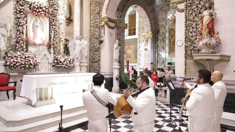 Cantan ‘Las Mañanitas’ a la Virgen de Guadalupe, en Catedral de Mazatlán