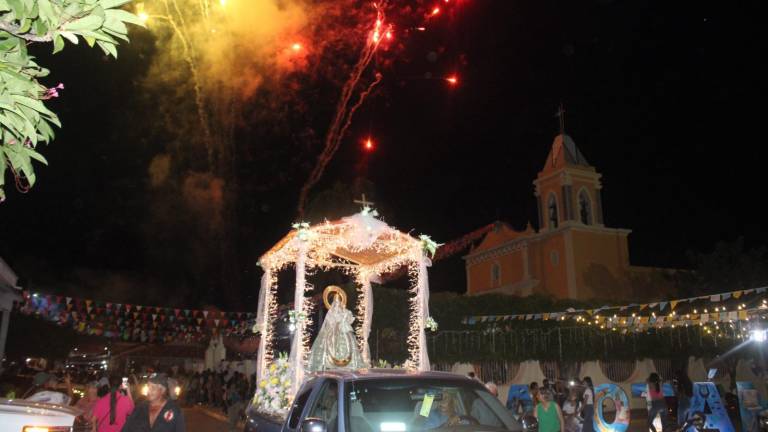 La Virgen de Loreto es llevada en procesión por las calles de Cacalotán.