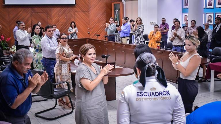 En medio de aplausos reconocen la labor de Erika Vanessa, Policía del Centro Histórico