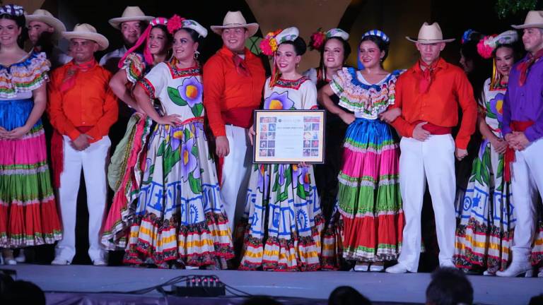 El maestro Javier Arcadia entregó un reconocimiento a la bailarina Ana Gabriela Osuna por su trayectoria de 20 años en el mundo de la danza folklórica.