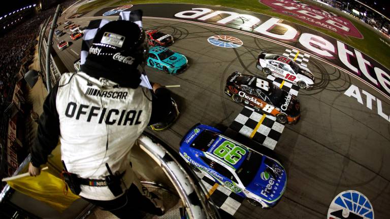 En final de fotografía, mexicano Daniel Suárez gana la NASCAR en Atlanta