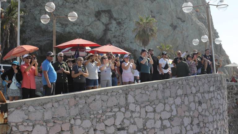 Turistas del crucero Discovery Princess recorren los diferentes atractivos de Mazatlán.