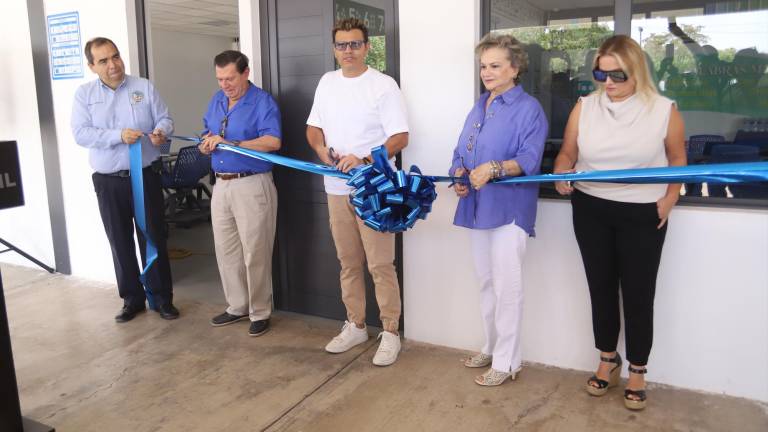 Corte del listón inaugural estuvieron presentes los empresarios Amado Guzmán Wolfskill y Amado Guzmán Reynaud, Yoya Reynaud de Guzmán y Emma Guzmán.