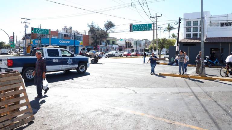 Protestan comerciantes contra carril preferencial en Mazatlán; bloquean avenidas