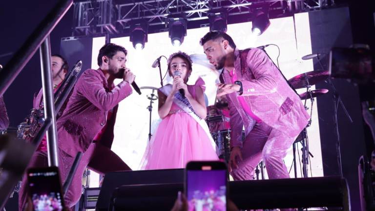 Además de presentar su tema “Ximena Es”, la pequeña candidata a Reina Infantil del Carnaval 2025 cantó “El Corrido de Mazatlán junto a Banda El Recodo.