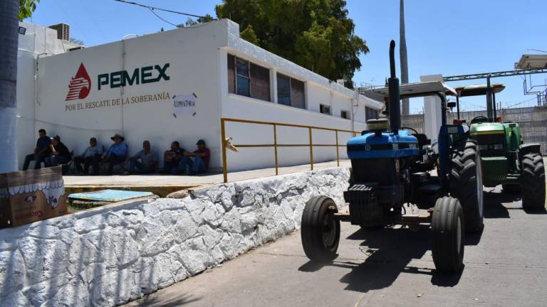 Las instalaciones de Pemex en Culiacán siguen tomadas por productores de Sinaloa que exigen mejores precios para sus cosechas de maíz y de trigo.