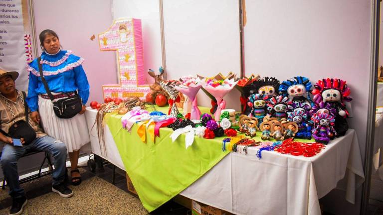 Se organizó una exposición gastronómica y de artesanías tradicionales centrada en destacar la riqueza cultural de los pueblos originarios.