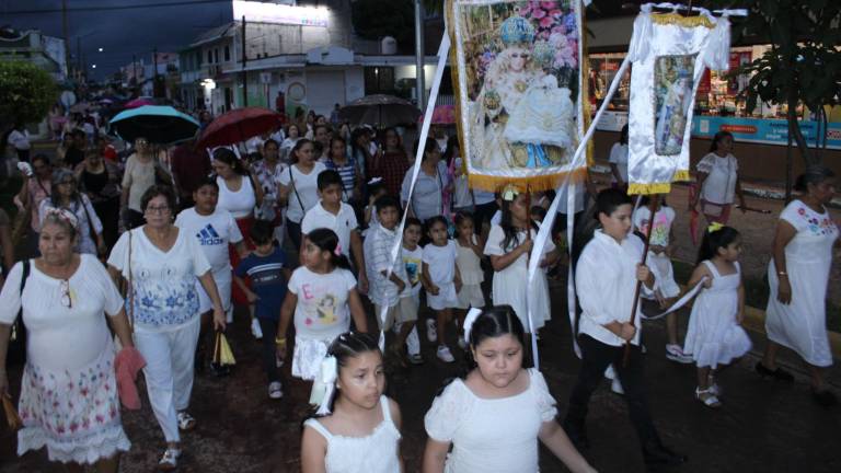 Pese a lluvia, niños ofrendan su alegría y peregrinar a la Virgen de Rosario