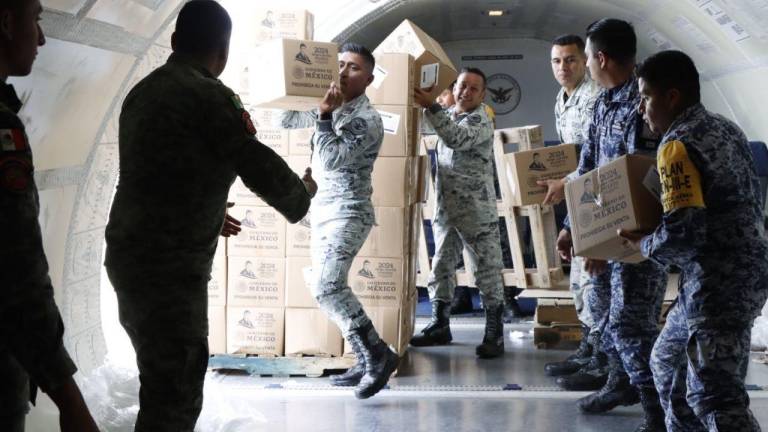 Los elementos de la Guardia Nacional transportaron vía aérea víveres para los afectados.