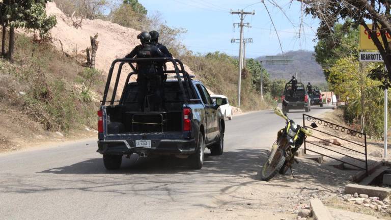 Policías estatales y elementos del Ejército acudieron a la zona serrana donde se dio el enfrentamiento.