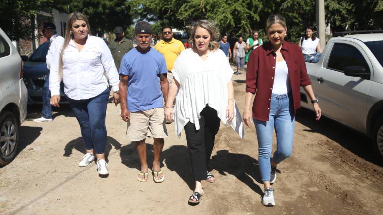 Consume fuego dos casas en invasión Bugambilias en Mazatlán; DIF estatal y Alcadesa brindan apoyan a afectados